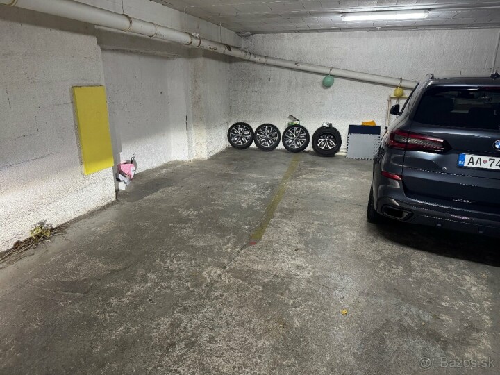 Garážové státie pre 3 motorky v centre Komárna