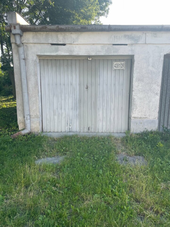 Murovaná garáž s jamou na predaj v Ružinove, Trnávka