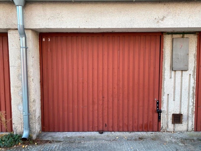 Prenájom garáže s elektrinou na Hanulovej ulici v Dúbravke