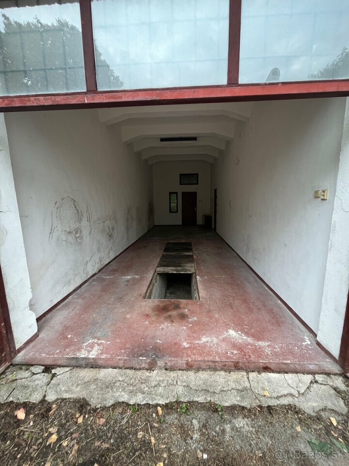 Veľká garáž na prenájom s montážnou jamou a rozmermi 9,40 × 3,30 m