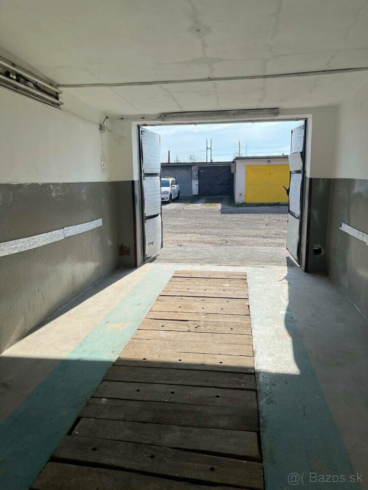 Priestranná garáž s montážnou jamou a elektrinou na predaj