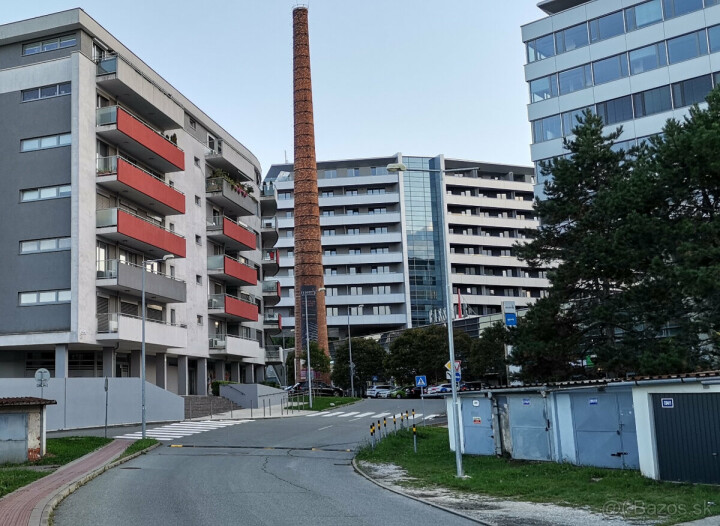 Na predaj garáž na Žriedlovej ulici s elektrinou