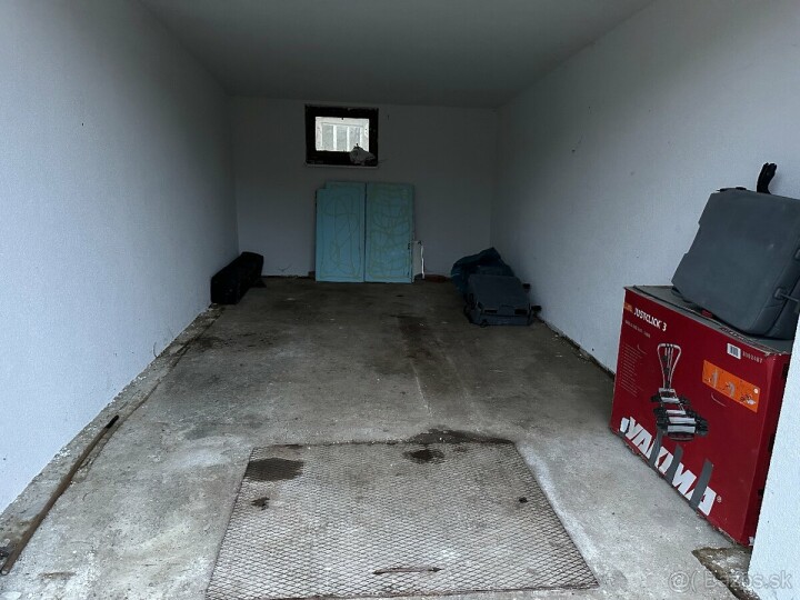 Priestranná garáž s pivnicou na predaj v Demänovej