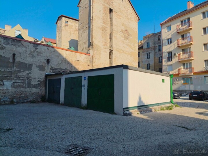 Na predaj zrekonštruovaná garáž s montážnou jamou v Ružinove