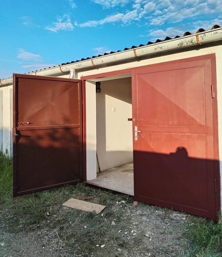 Murovaná garáž na prenájom s montážnou jamou v Rožňave