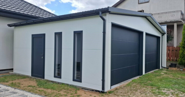 Plechová garáž 7x7 m s dvoma bránami a oknami
