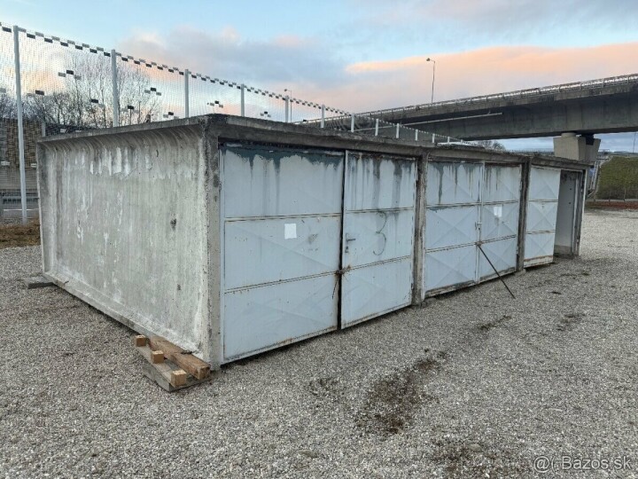 Predaj prefabrikovanej garáže s plechovými dverami