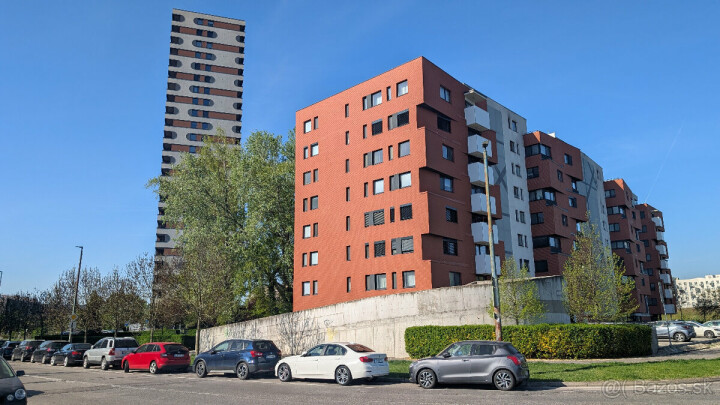 Prenájom podzemného garážového státia v Starom háji