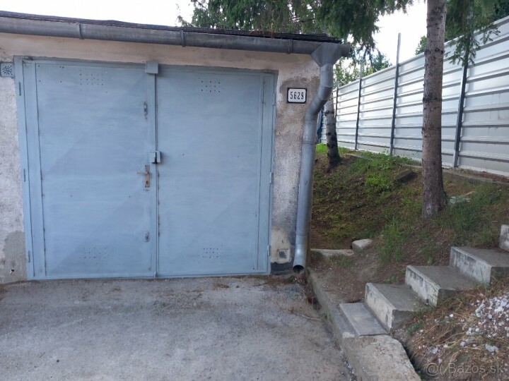 Na predaj murovaná dvojgaráž s pozemkom v Čačove