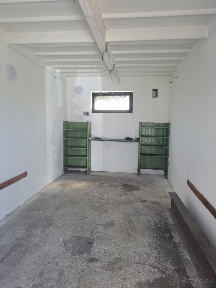 Prenájom garáže s rozlohou 18 m² na Clementisovej ulici v Kysuckom Novom Meste