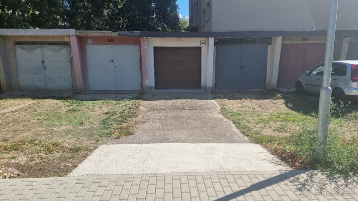 Na predaj murovaná garáž s elektrinou na Športovej ulici