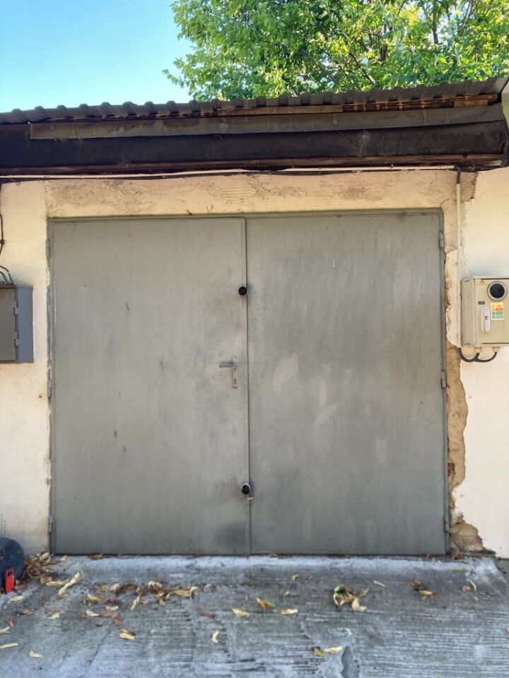 Garáž s montážnou jamou a elektrinou na predaj v Komárne