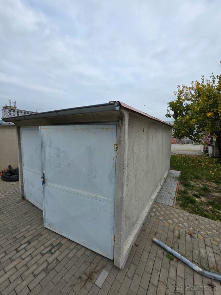 Na predaj prefabrikovaná garáž s bránou a izolovanou strechou