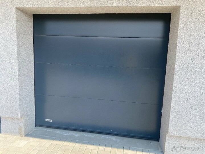 Murovaná garáž na prenájom s elektrickou bránou