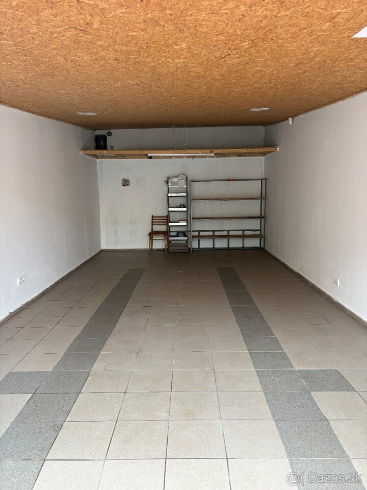 Prenájom garáže na ulici 13. januára s elektrinou a zabezpečením