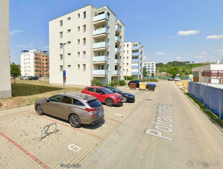 Parkovacie miesto na Potravinárskej ulici v Dúhovom bývaní