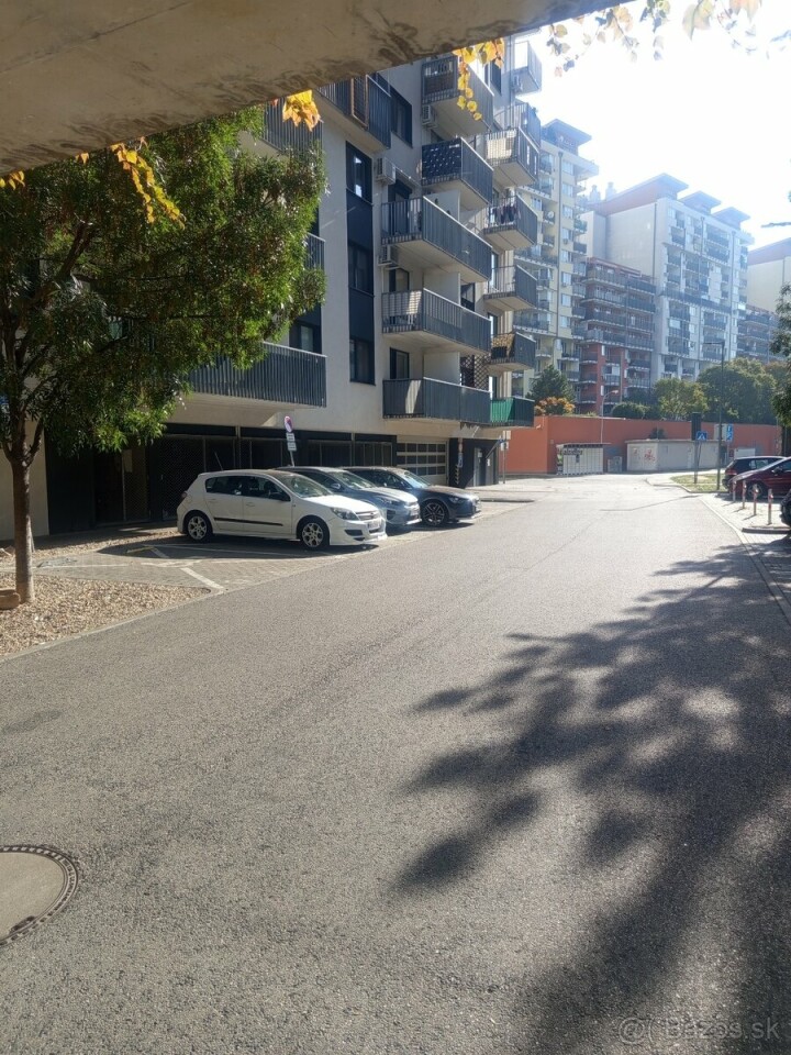 Predaj vonkajšieho parkovacieho miesta na ulici Jégého