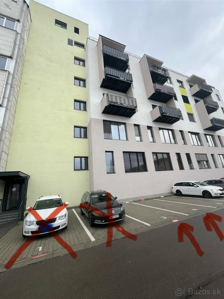 Voľné parkovacie miesto v Trenčíne na Veľkomoravskej ulici