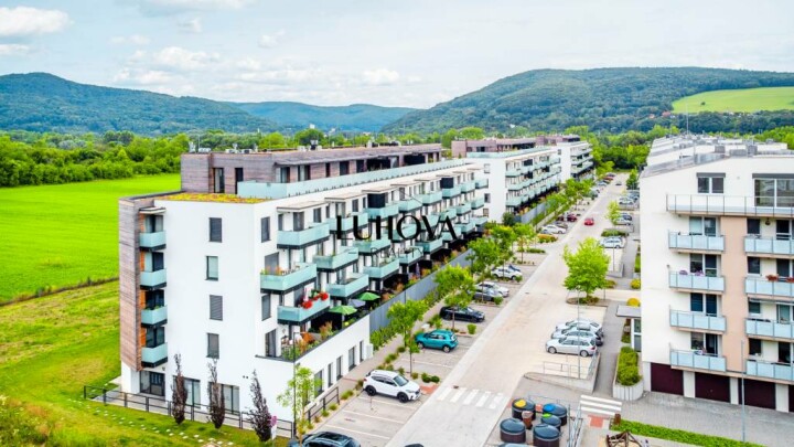 Na predaj garážové parkovacie státie v novostavbe v Púchove