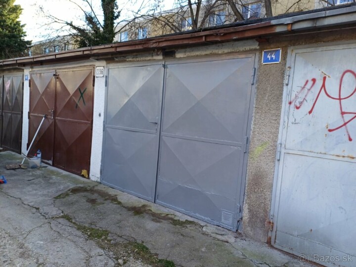 Dlhodobý prenájom garáže v centre Nitry s elektrinou a jamou
