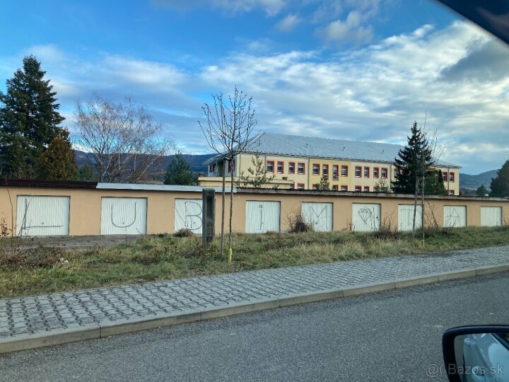 Na predaj garáž pri senior centre s novou strechou