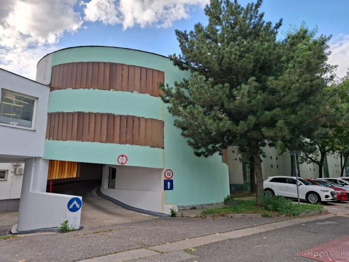 Garáž na prenájom v garážovom dome na Wolkrovej ulici
