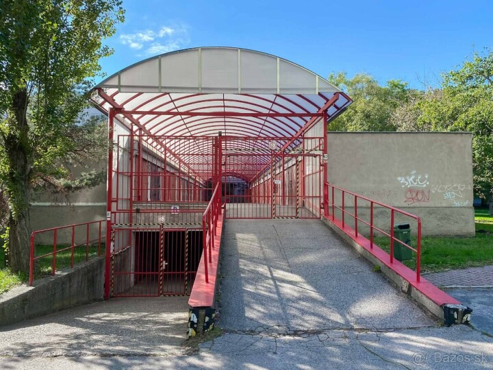 Na predaj samostatná garáž s umyvárkou a jamou v Ružinove