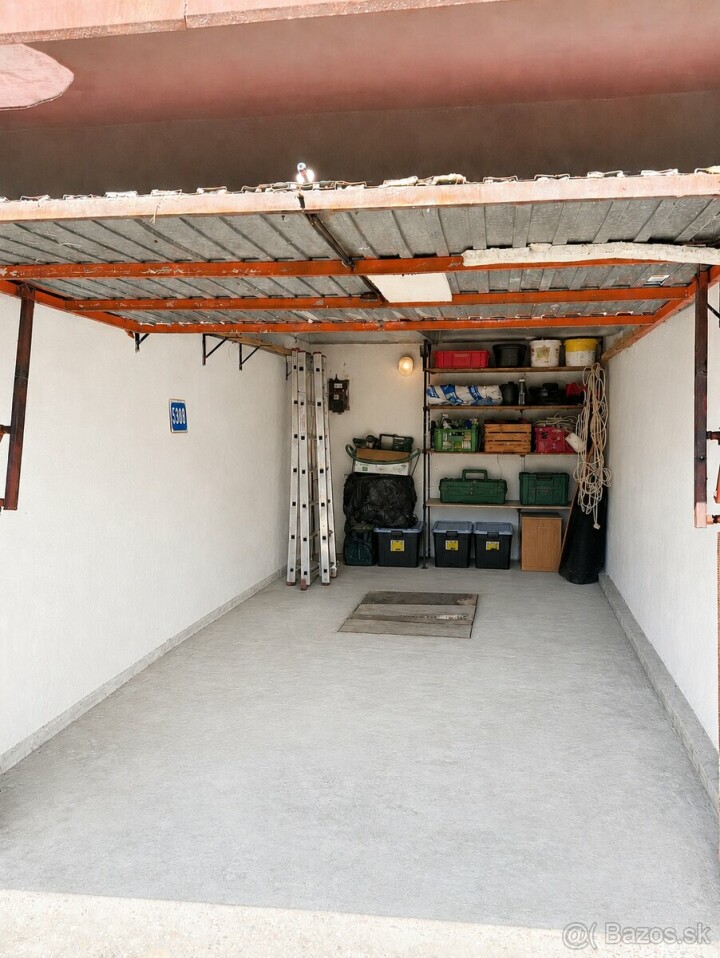 Predaj samostatnej garáže s elektrinou a montážnou jamou v Karlovej Vsi