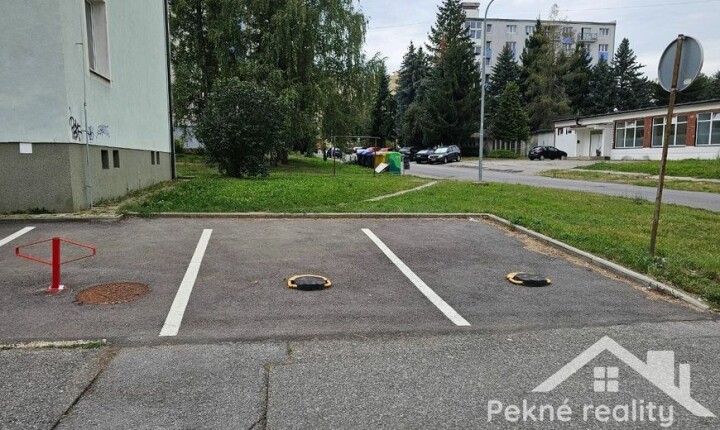 Vonkajšie parkovacie státia na prenájom v Sekieri