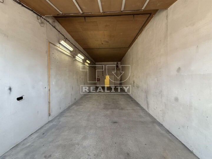Na prenájom hala/garáž 80 m² s kanceláriou a kúpeľňou v Tovarníkoch