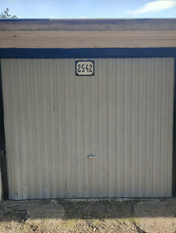 Na predaj priestranná garáž s elektrinou