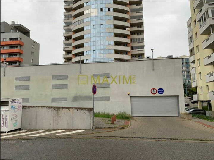 Na predaj garážové státie v uzavretom parkovacom dome na Kresánkovej ulici