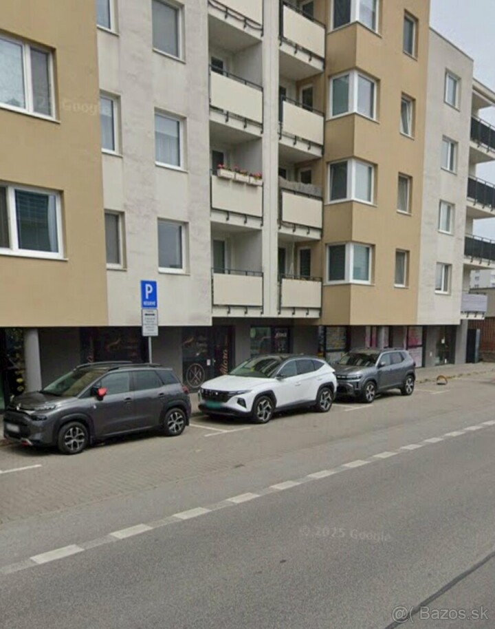 Na predaj vonkajšie parkovacie miesto na Zlatovskej ulici v Trenčíne