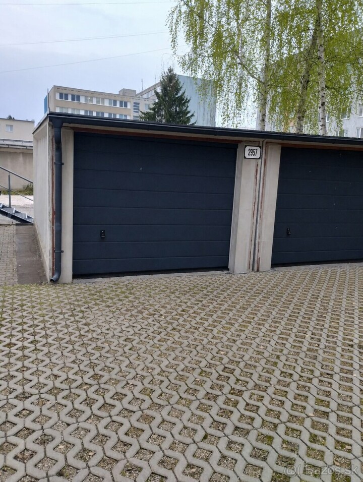 Prenájom garáže v centre Prievidze s elektricky ovládanou bránou