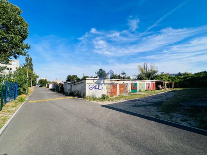 Na prenájom garáž s montážnou jamou na Skalickej ulici v Novom Meste