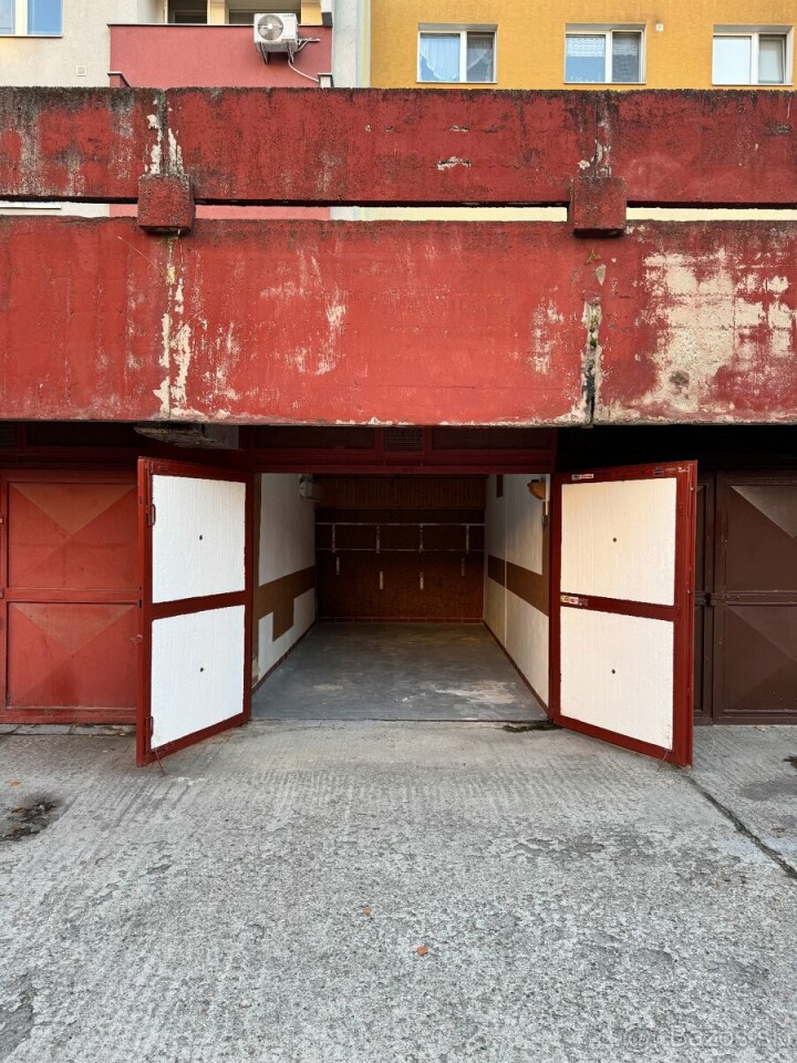 Predaj samostatnej garáže na Bebravskej ulici vo Vrakuni