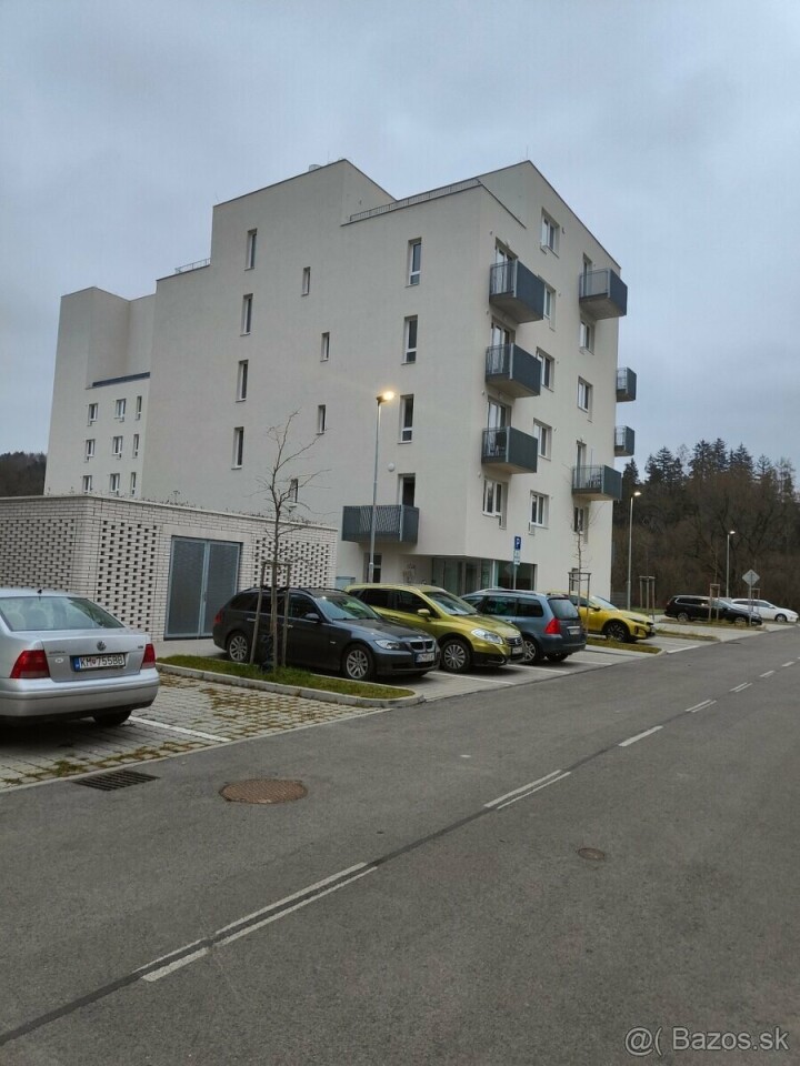 Parkovacie miesto na prenájom v sídlisku Kamence