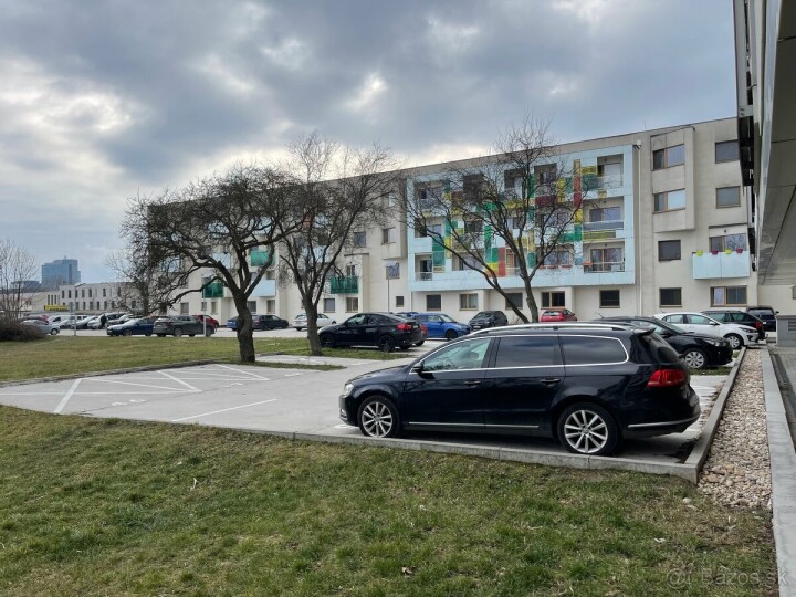 Parkovacie miesto na prenájom na Odborárskej ulici