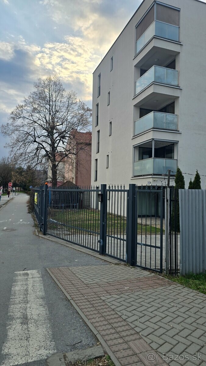 Prenájom krytého parkovacieho miesta v Prešove