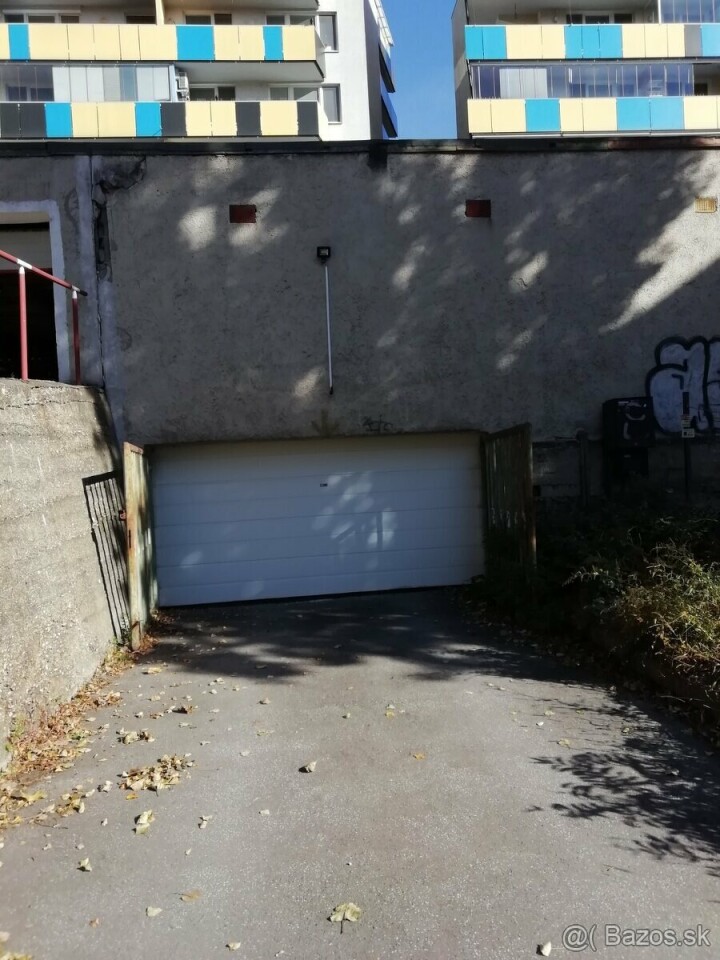 Na predaj garáž v garážovom dome na Papraďovej ulici, Ružinov