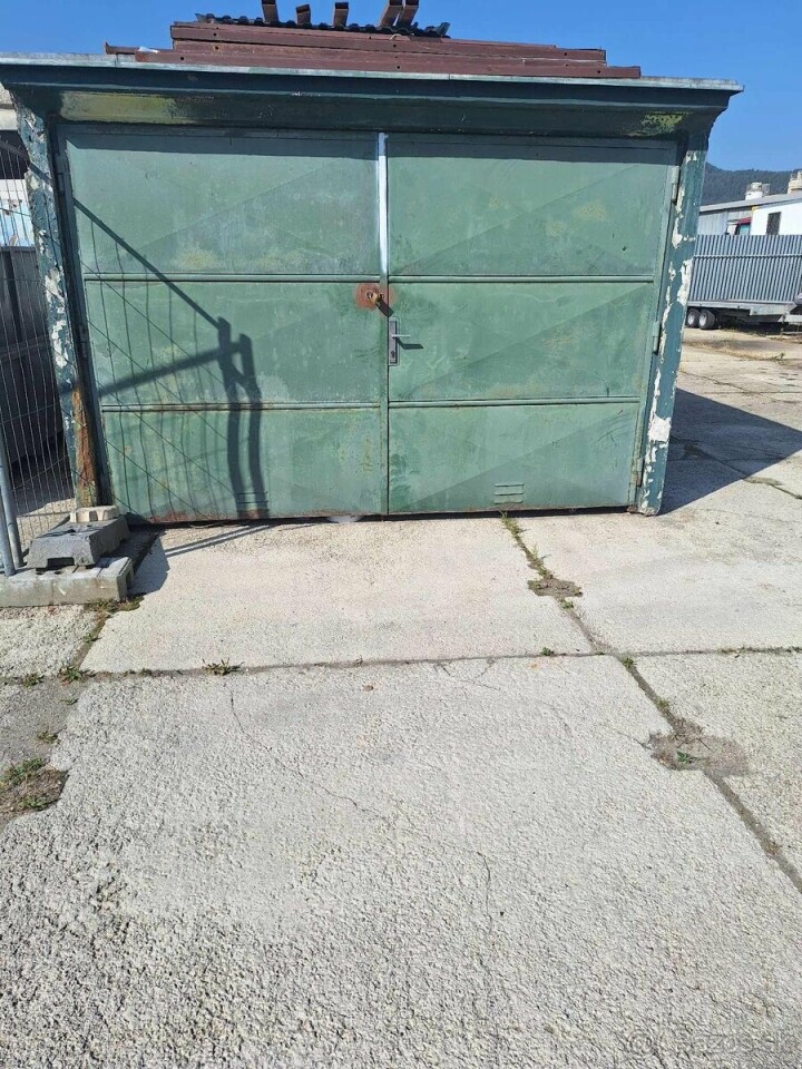 Na predaj murovaná garáž s rozmermi 3,35m x 5,45m