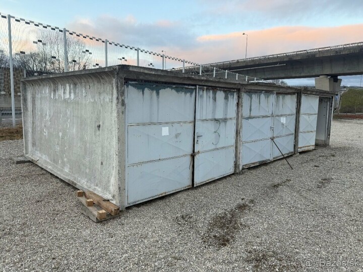 Predaj prefabrikovanej garáže s plechovými vrátami