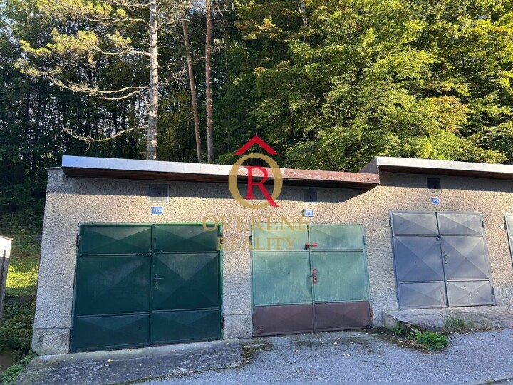 Priestranná garáž 20 m² s elektrinou na predaj v Žltých pieskoch