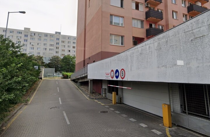Kryté parkovacie miesto na prenájom v bytovom komplexe Pegas I