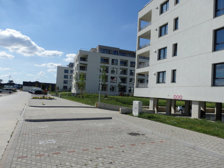 Dlhodobý prenájom vonkajších parkovacích miest na ulici Tulipánová, Sereď