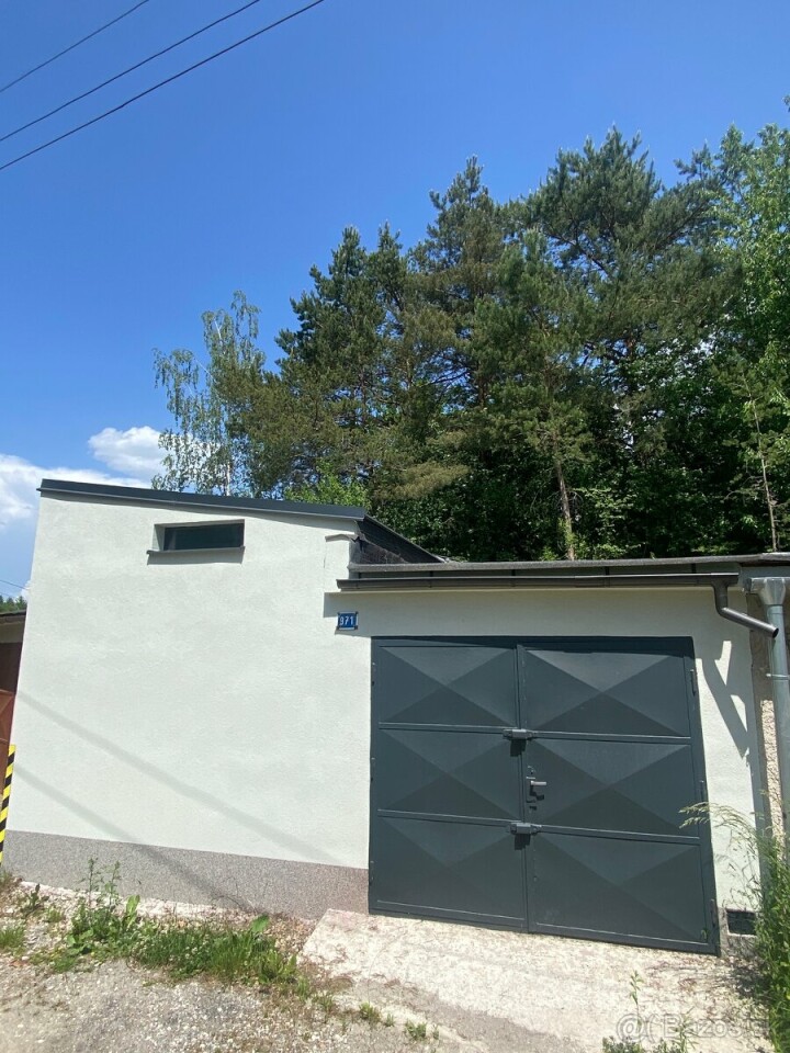 Na predaj priestranná garáž 32 m2 na Sládkovičovej ulici