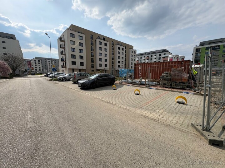 Prenájom parkovacieho miesta s diaľkovým ovládaním v Galante