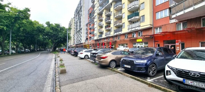 Dlhodobý prenájom priestranného parkovacieho miesta v Jégého aleji