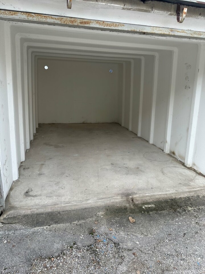 Na prenájom čistá garáž oproti hotelu Garni