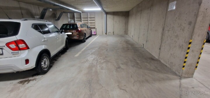 Nadrozmerné kryté podzemné parkovacie miesto pre 2 autá v Poprade